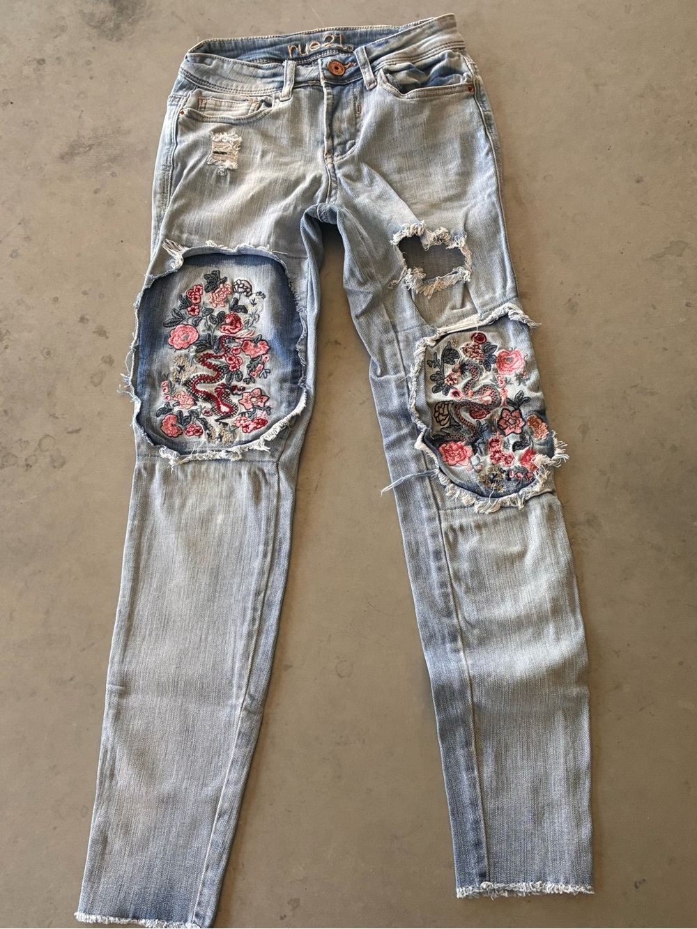 Light Wash Embroidered Patch Skinny Jeans - Women Sz 0